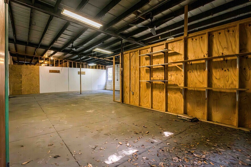 More Photos Of 711 Tattnall st, Savannah Light Distribution For Sale