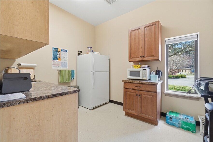 More Photos Of 106 Industry Dr, Yorktown Showroom For Sale