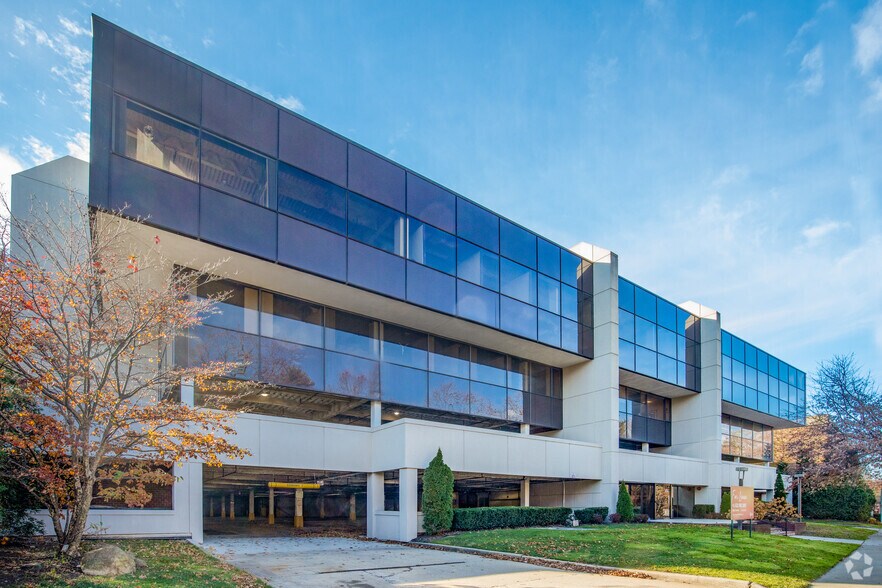 More Photos Of 111 E Shore Rd, Manhasset Office For Lease