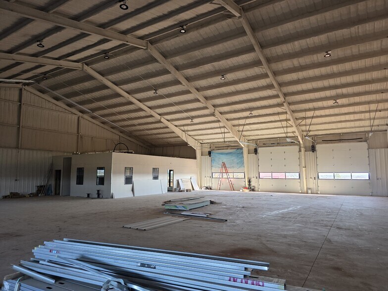 More Photos Of 13530 Pine St, Edmond Flex For Lease