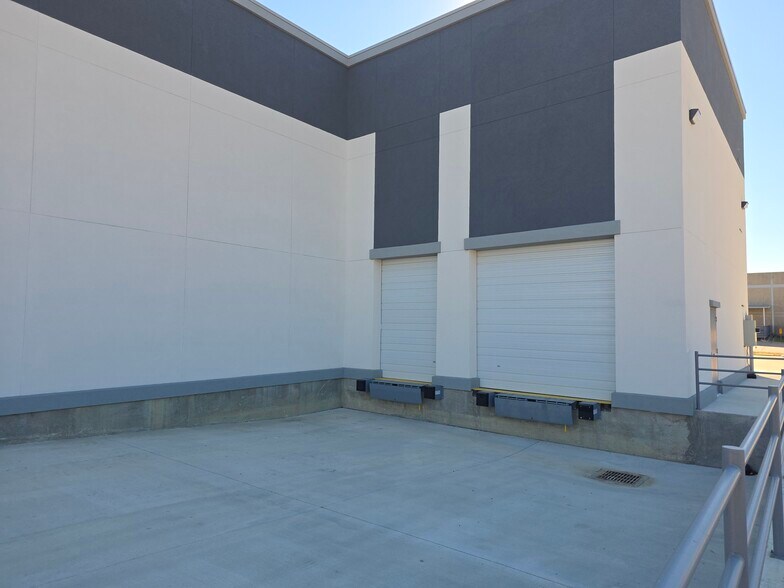 More Photos Of 8221 Royal Ridge Pky, Irving Warehouse For Lease