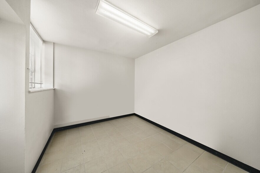 More Photos Of 4231 Bellaire Blvd, Houston Light Distribution For Lease