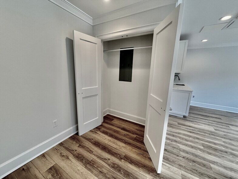 More Photos Of 522 E putnam Ave, Greenwich Freestanding For Lease