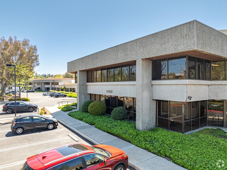 More Photos Of 21250 Califa St, Woodland Hills Research And Development For Lease