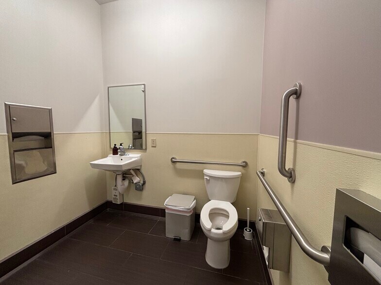 More Photos Of 38 Water St, Henderson Medical For Lease