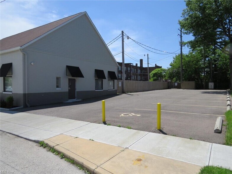 More Photos Of 15000 Madison Ave, Lakewood Office Residential For Lease