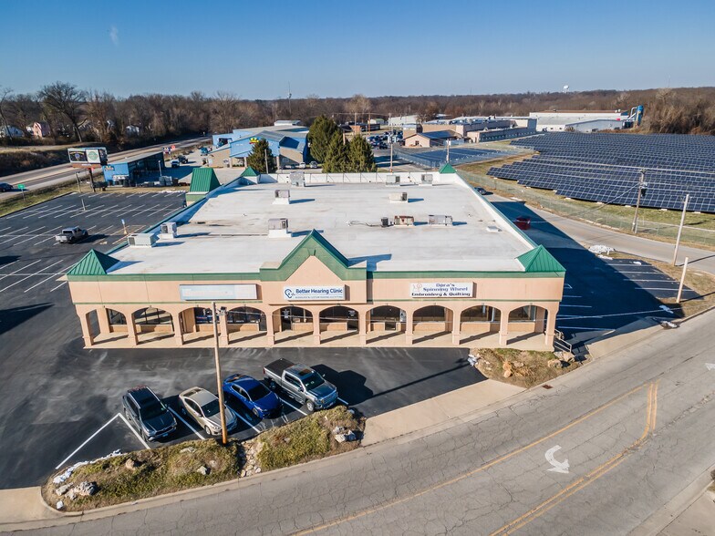 More Photos Of 88-96 Northport Dr, Alton General Retail For Lease