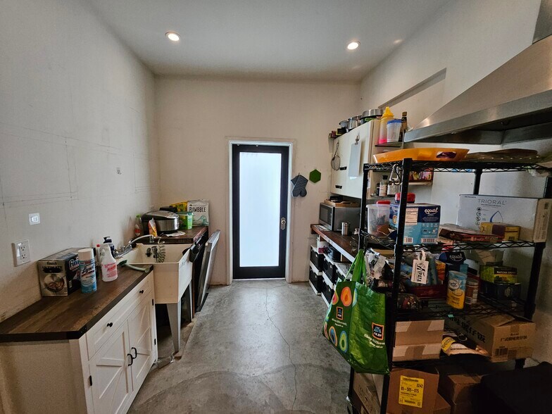 More Photos Of 6524 8th Ave, Los Angeles Warehouse For Lease