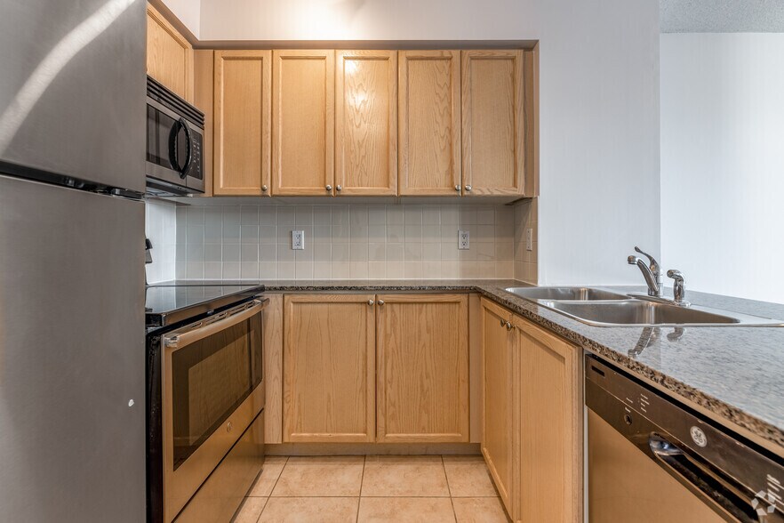 More Photos Of 925 Bay St, Toronto Apartments For Lease