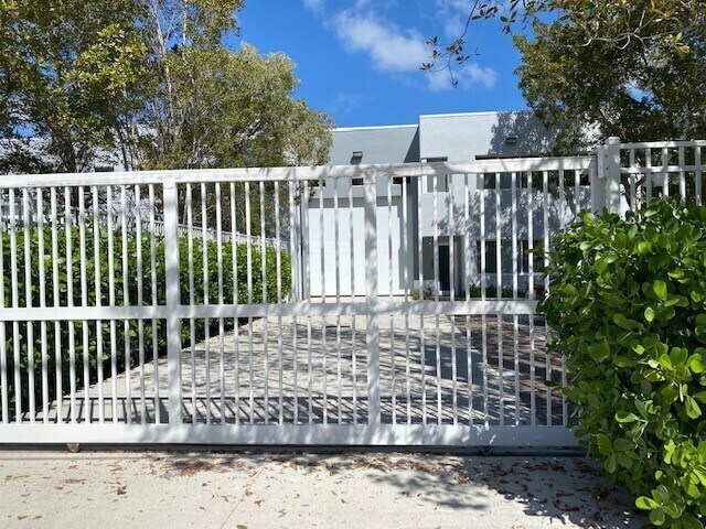 More Photos Of 335 Ne 61st St, Miami Flex For Lease