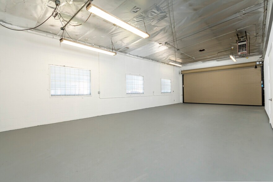 More Photos Of 3220 W Burbank Blvd, Burbank Warehouse For Lease