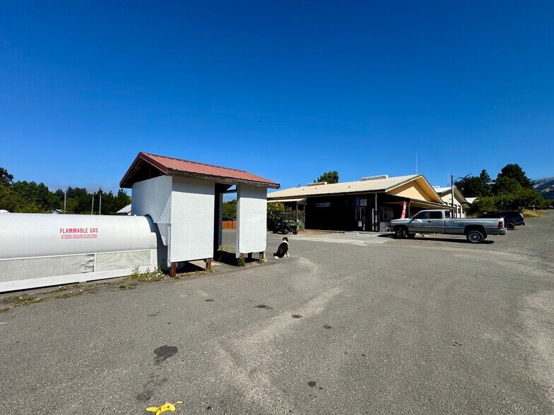 More Photos Of 40 Sherman st, Petrolia General Retail For Sale