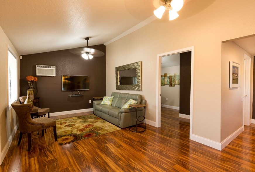 More Photos Of 4498 49th St N, Saint Petersburg Office For Sale