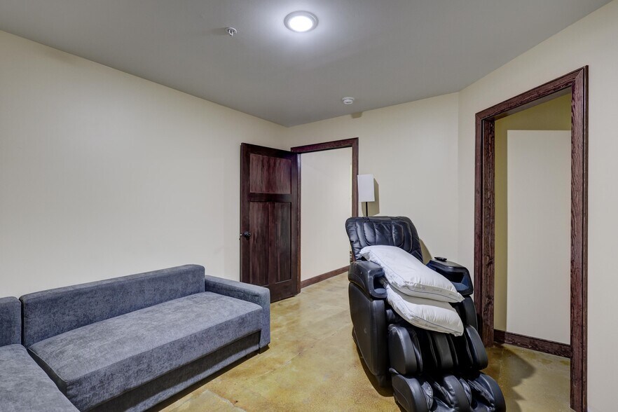 More Photos Of 102 S Wall Ave, Joplin Office For Sale