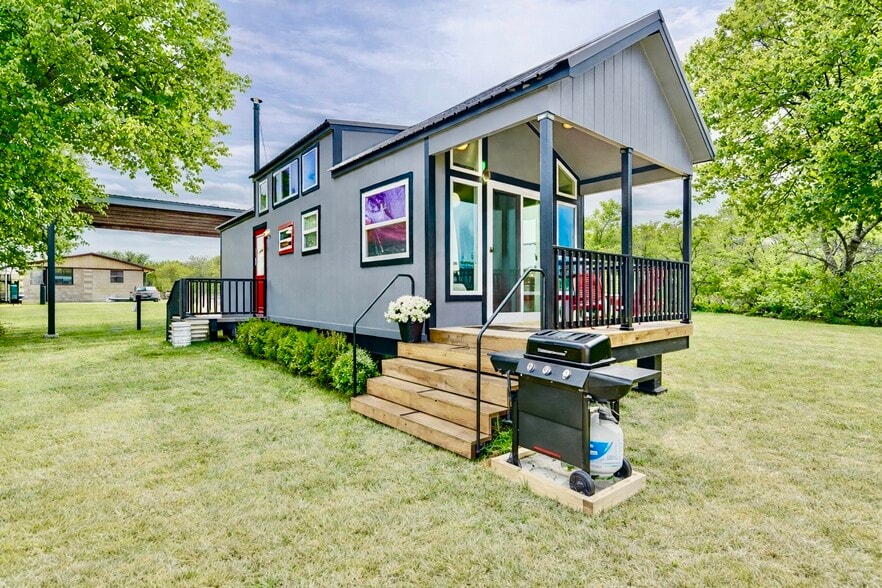 More Photos Of 2013 Bedford Ct, Weatherford Hospitality For Sale