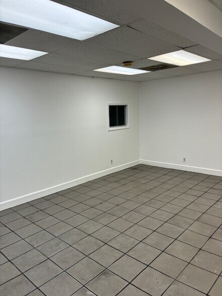 More Photos Of 4073 NE 5th Ter, Oakland Park Warehouse For Lease