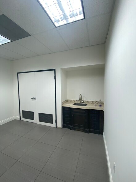 More Photos Of 21301 Vanowen St, Canoga Park Warehouse For Lease