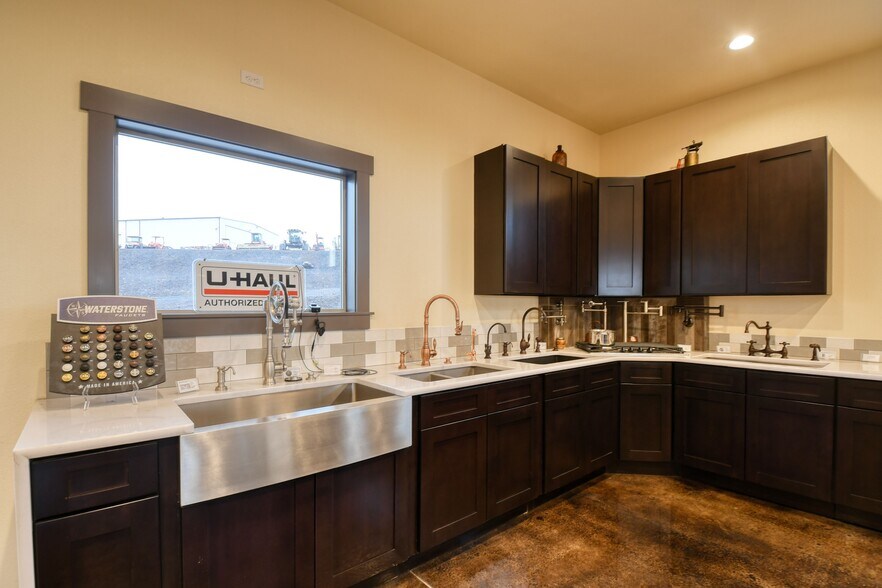 More Photos Of 818 Airport Rd, Pendleton Showroom For Sale