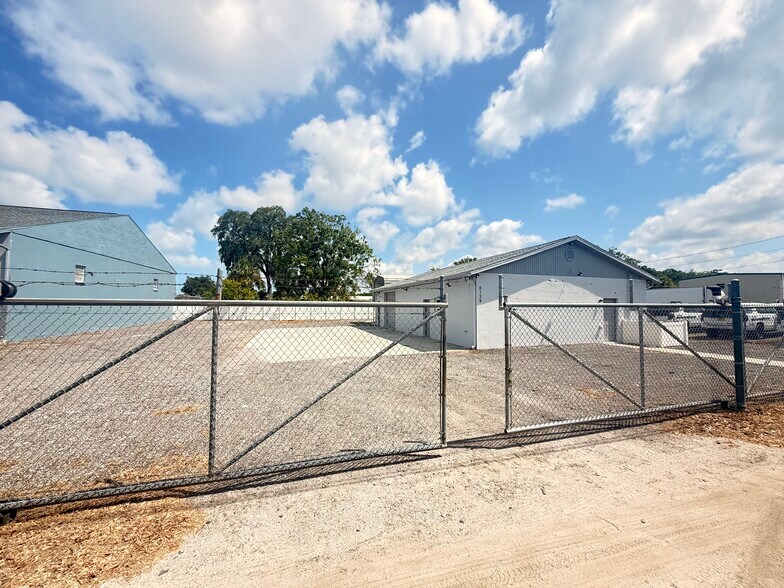 More Photos Of 6129 Siesta Ln, Port Richey Warehouse For Lease
