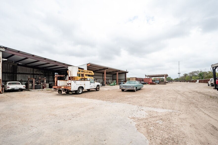 More Photos Of 2133 Shaver St, Pasadena Distribution For Sale