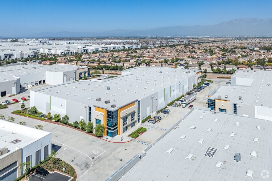 More Photos Of 13977 The Merge St, Eastvale Warehouse For Lease