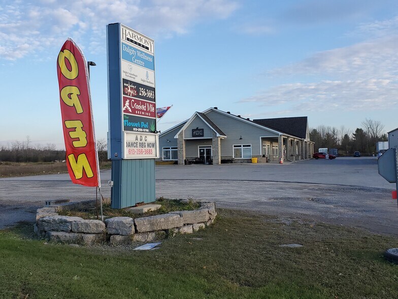 More Photos Of 453 Ottawa St, Almonte Storefront Retail Office For Lease