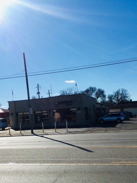 More Photos Of 2427 W 16th St, Indianapolis Freestanding For Lease