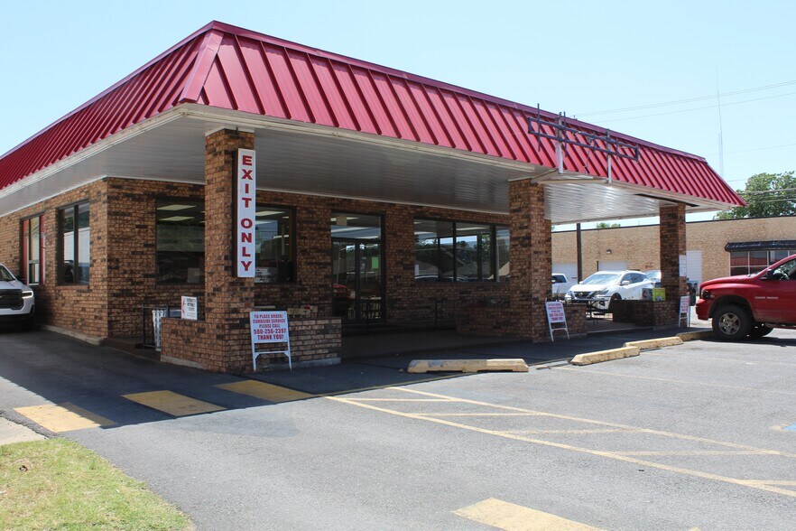 Primary Photo Of 1223 Main St, Woodward Fast Food For Sale