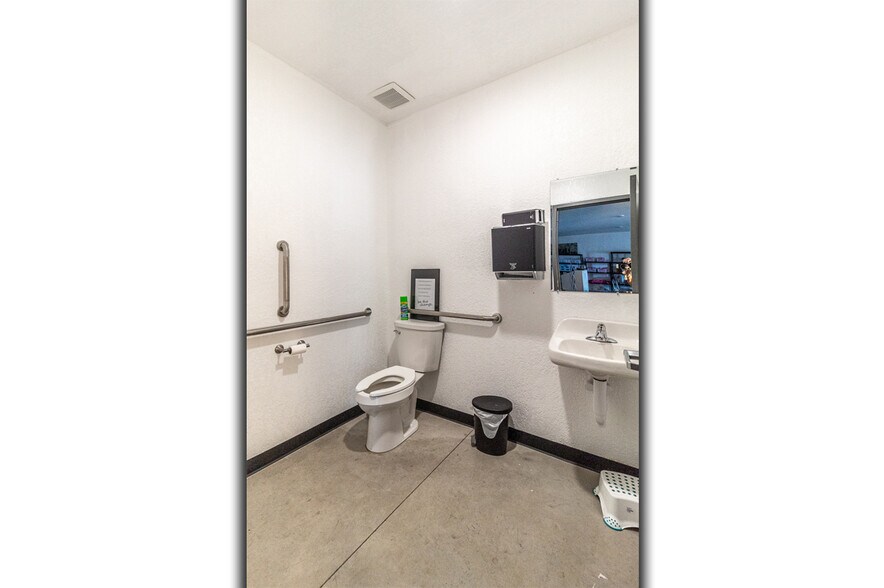 More Photos Of 1186 N Shawano St, New London General Retail For Lease