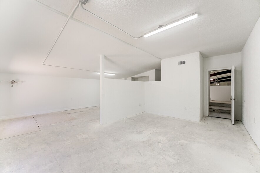 More Photos Of 10215 Papalote St, Houston Showroom For Lease