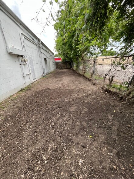More Photos Of 1905 S Dairy Ashford, Houston Freestanding For Lease