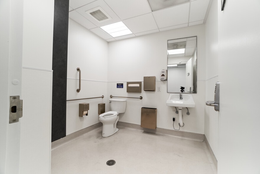 More Photos Of 108 W 3rd St, Long Beach Restaurant For Lease