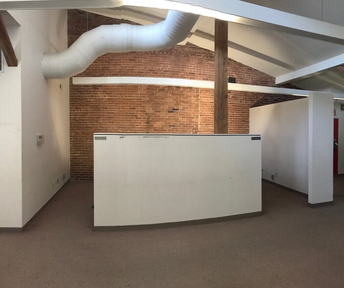 More Photos Of 800-810 E 10th St, Lawrence Flex For Sale