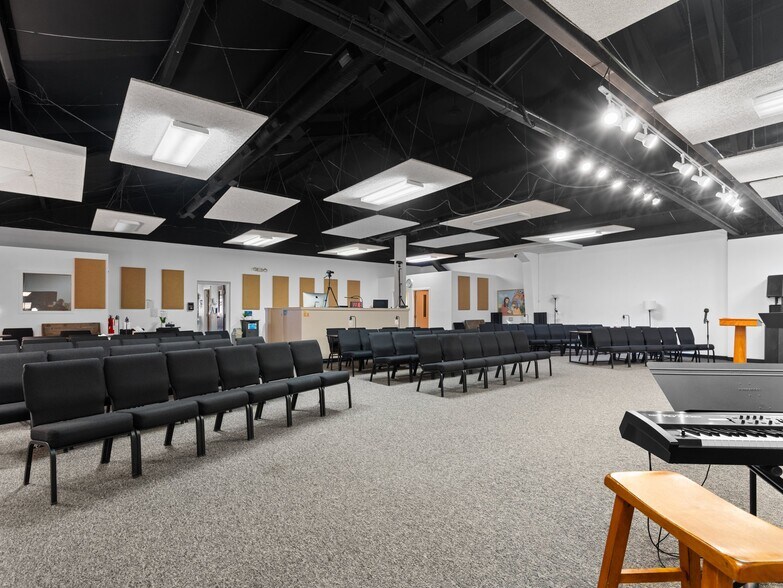 More Photos Of 3211 N Garfield, Traverse City Freestanding For Sale