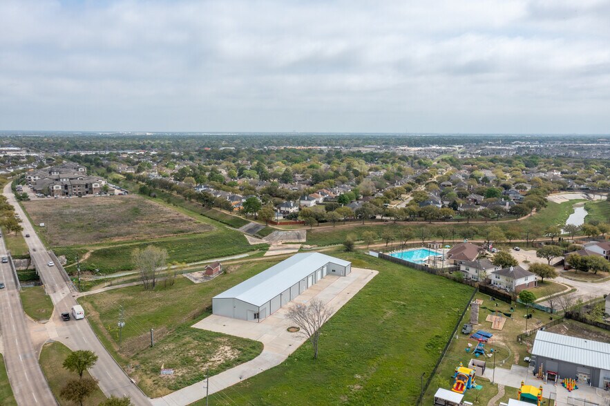 More Photos Of 6424 Queenston Blvd, Houston Light Distribution For Sale