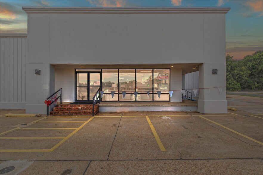 More Photos Of 304 W Jefferson St, Quincy Freestanding For Sale