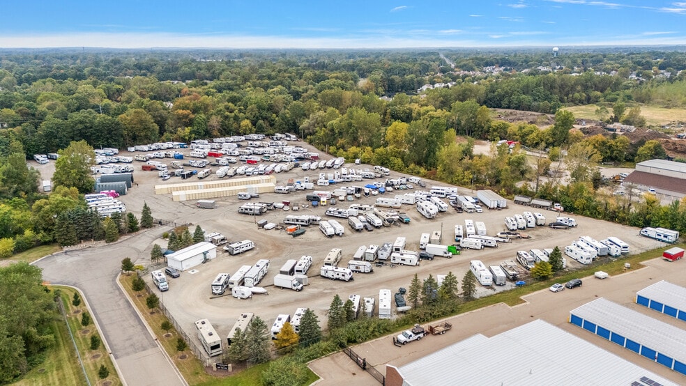More Photos Of 59120 Oasis Center Dr, South Lyon Self Storage For Sale