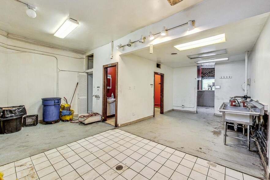 More Photos Of 2806 W Lake St, Chicago Fast Food For Lease