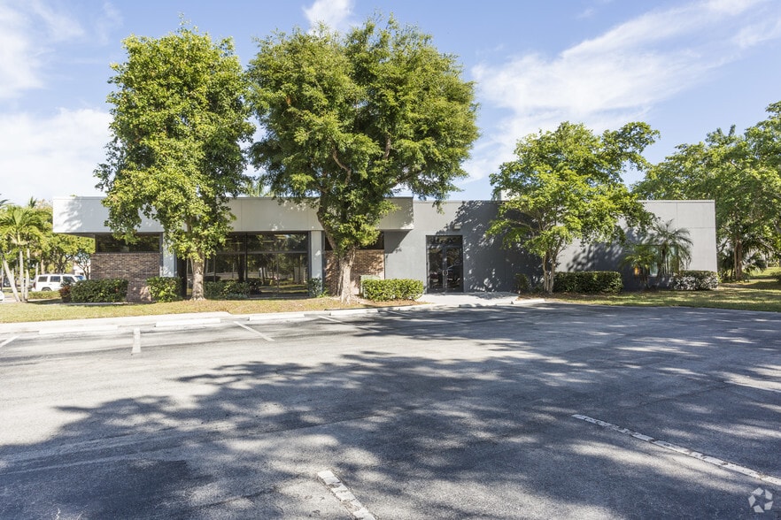 More Photos Of 13031 McGregor Blvd, Fort Myers Office For Lease