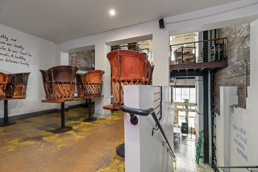 More Photos Of 525-527 Commercial St, San Francisco Restaurant For Lease