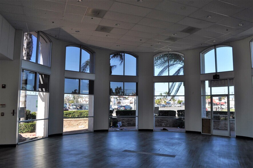 More Photos Of 1117 S Oxnard Blvd, Oxnard Bank For Lease
