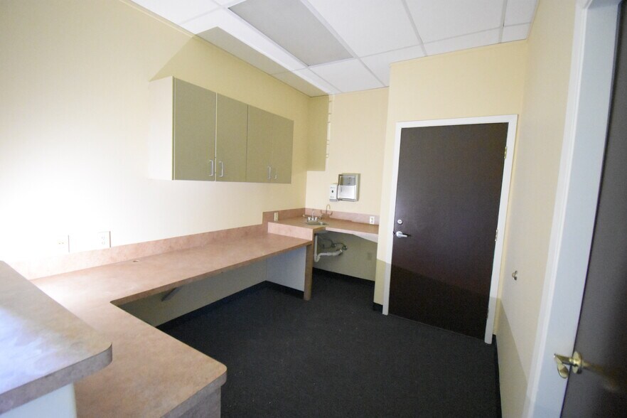 More Photos Of 10407 W Fairmont Pky, La Porte Medical For Lease