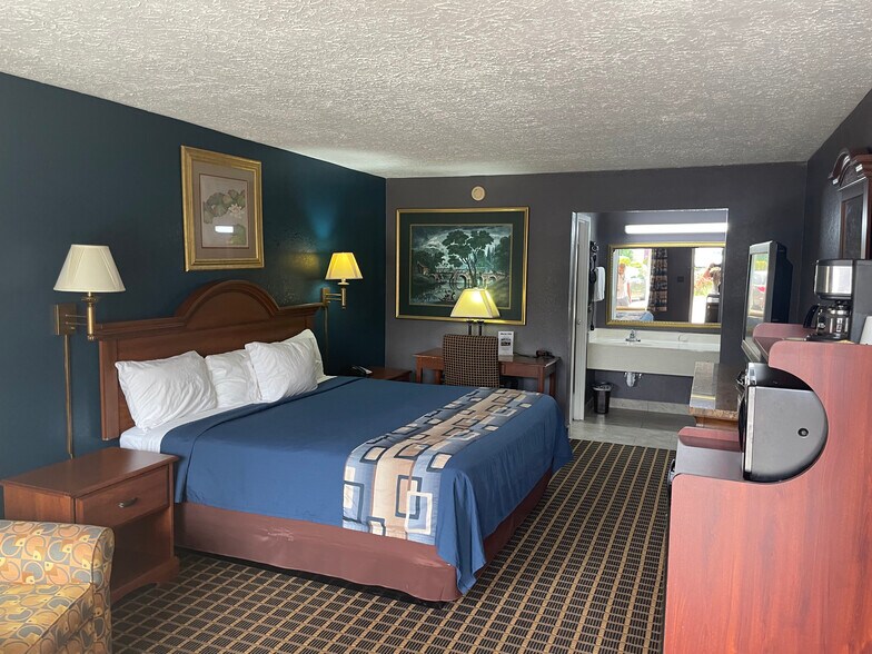 More Photos Of 20 Mountain Dr, Dahlonega Hotel For Sale