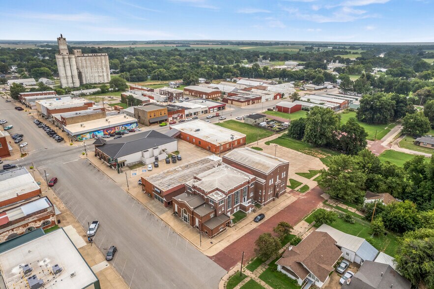 More Photos Of 115-117 W Grand Ave, Tonkawa Storefront Retail Office For Sale