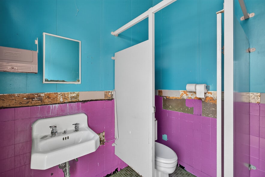 More Photos Of 1058 N State St, Bellingham General Retail For Sale