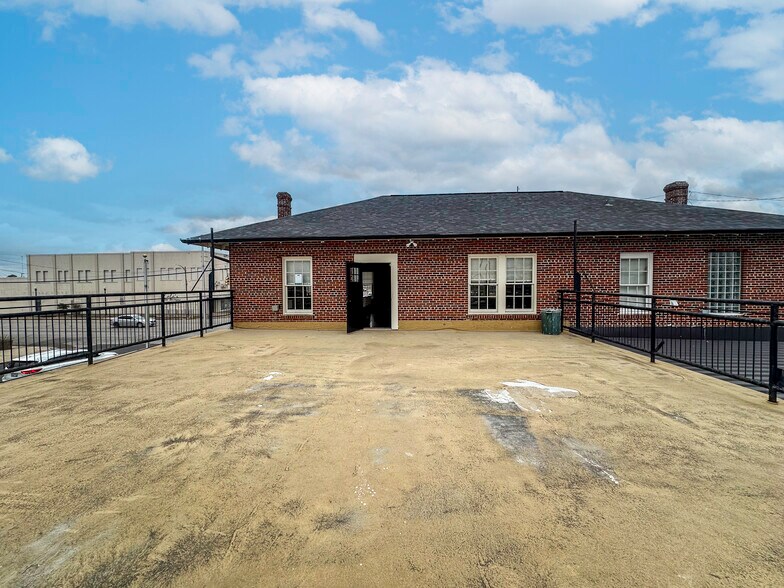 More Photos Of 1 N Mechanic St, El Campo Office For Sale