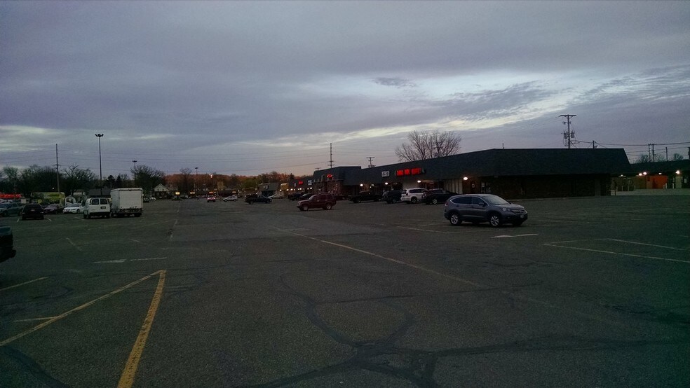 More Photos Of 300-499 Downtowner Plz, Coshocton General Retail For Sale