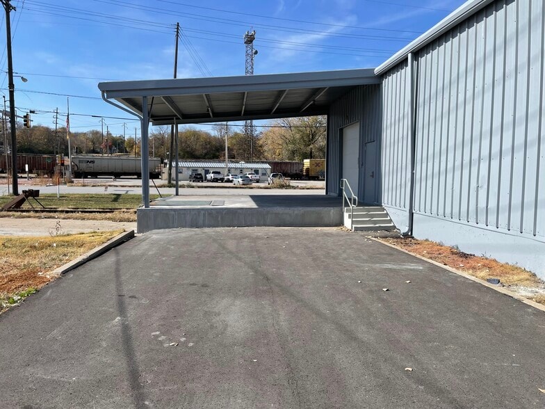 More Photos Of 100 E Quindaro Blvd, Kansas City Warehouse For Sale
