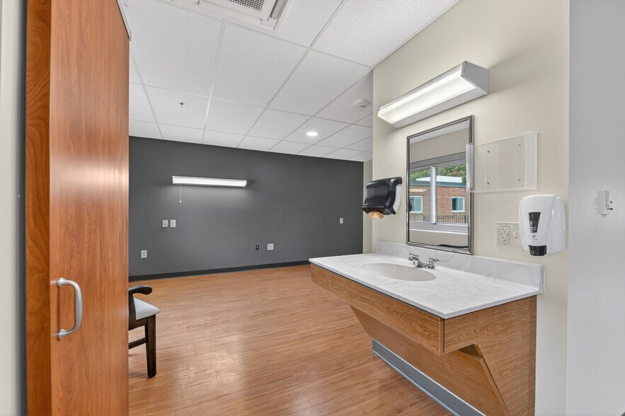 More Photos Of 106 Hospital Dr, Smithville Assisted Living For Sale