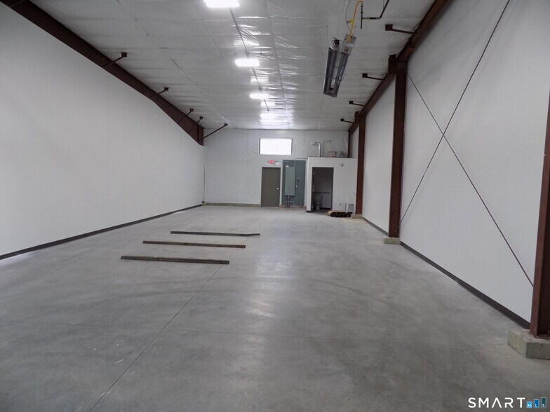 More Photos Of 28 Lassy Ct, Terryville Warehouse For Lease